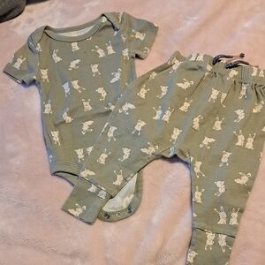 5/$25-Charming Bunny Print Baby Onesie and Pants Set